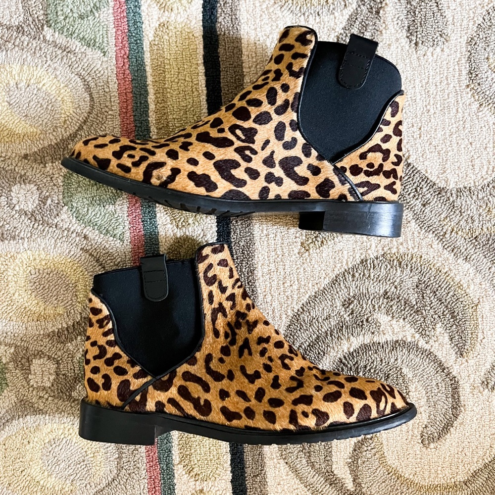 Excellent preowned Zara pony hair leopard print Chelsea boots